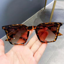 Carica l&#39;immagine nel visualizzatore di Gallery, SO&amp;EI Retro Square Candy Color Occhiali da sole da donna Blu Verde Shades UV400 Men Cat Eye Occhiali da sole Leopard Gradient Eyewear 