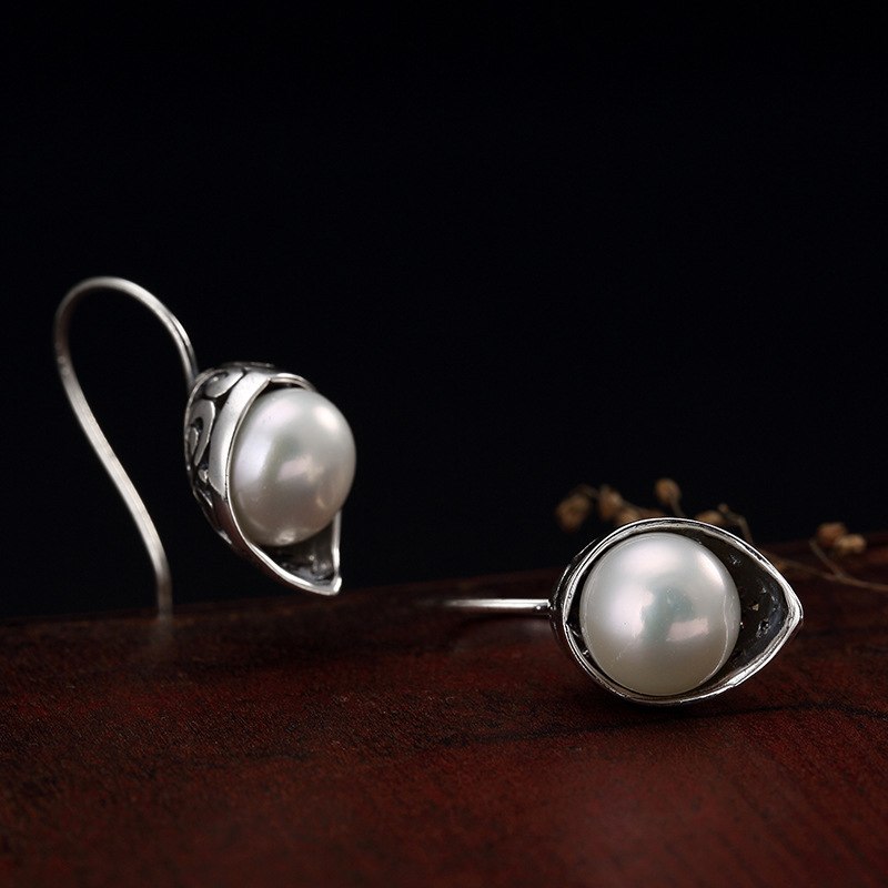 Silver S925 Sterling Silver Antique Hollowed Pattern Inlaid Pearl Pendant