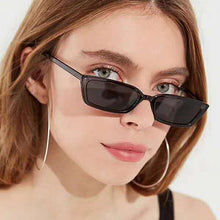 Carica l'immagine nel visualizzatore di Gallery, Occhiali da sole Cat Eye piccoli da donna Occhiali da sole vintage a specchio in plastica retrò neri Occhiali da sole femminili Oculos De Sol Feminino 