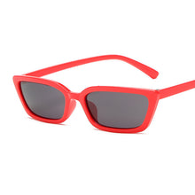 Carica l'immagine nel visualizzatore di Gallery, Occhiali da sole Cat Eye piccoli da donna Occhiali da sole vintage a specchio in plastica retrò neri Occhiali da sole femminili Oculos De Sol Feminino 