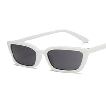 Carica l'immagine nel visualizzatore di Gallery, Occhiali da sole Cat Eye piccoli da donna Occhiali da sole vintage a specchio in plastica retrò neri Occhiali da sole femminili Oculos De Sol Feminino 