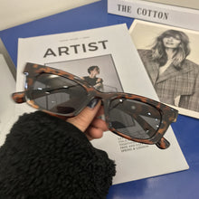 Carica l&#39;immagine nel visualizzatore di Gallery, Occhiali da sole quadrati retrò donne designer di marca occhiali da sole femminili colori caramelle piccola cornice vintage Oculos De Sol очки INS 