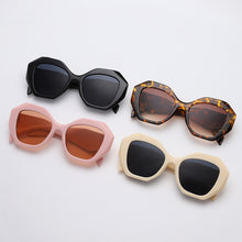 Carica l&#39;immagine nel visualizzatore di Gallery, Steampunk Sunglasses Women Geometry Oversized Sun Glasses Men Punk Big Frame Shades Eyewear Goggle Shades UV400 Ladies Eyewear