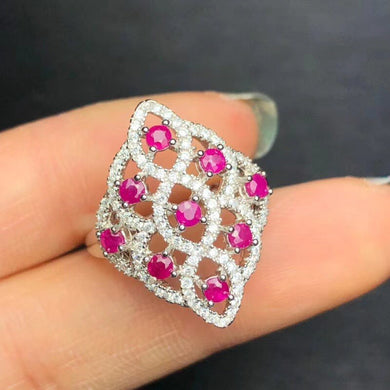 The natural olivine ring is exclusive to women. 925 silver and any clothes are beautiful.