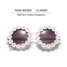 Load image into Gallery viewer, Trendy Sunglasses Women's Round Flower Outdoor Personality Sunnglases Ladies Party Eyewear Visor Korean Style Sunglasess