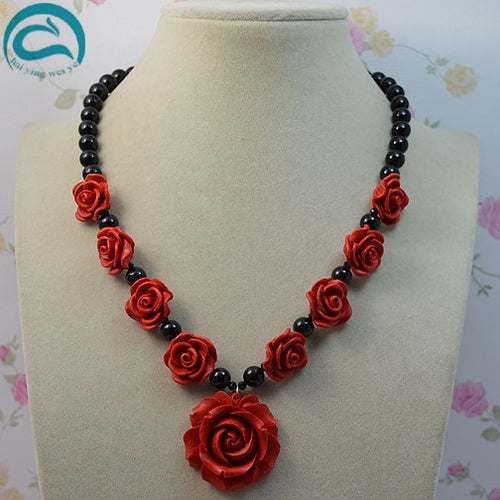 Negozio unico di gioielli di perle. Collana classica di fiori rossi di agate nere. Gioielli fatti a mano per feste di Fashio Lady 
