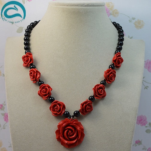 Negozio unico di gioielli di perle. Collana classica di fiori rossi di agate nere. Gioielli fatti a mano per feste di Fashio Lady 