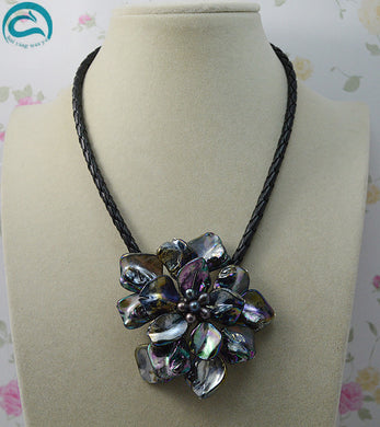 Negozio di gioielli di perle uniche Collana da donna fatta a mano con fiori di vera perla e conchiglia, gioielli in pelle nera, fiore singolo da 8 cm 