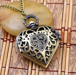 Ciondolo con collana vintage con orologio da tasca a forma di cuore al quarzo cavo in bronzo nero con catena lunga per uomo e donna, regalo Steampunk 