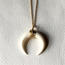 Carica l&#39;immagine nel visualizzatore di Gallery, White/Black Bone Double Horn Necklace Crescent Moon Pendant Gold Chain Charming