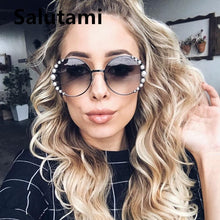 Carica l&#39;immagine nel visualizzatore di Gallery, White Pearl Round Sunglasses Women 2023  Brand Alloy Frame Vintage Sun Glasses Ladies Vintage Uv400 Goggle Shades