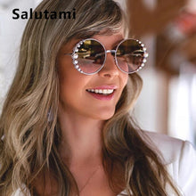 Carica l&#39;immagine nel visualizzatore di Gallery, White Pearl Round Sunglasses Women 2023  Brand Alloy Frame Vintage Sun Glasses Ladies Vintage Uv400 Goggle Shades