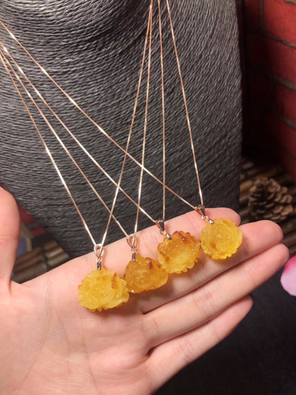Wholesale Natural Baltic Amber Rose Flower Pendant Women Fashion Jewelry Real Amber Stone Great Gifts