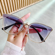 Carica l&#39;immagine nel visualizzatore di Gallery, Occhiali da sole da donna UV400 Lenti in cristallo da donna Designer di marca Cat Eye Occhiali da sole Occhiali da donna 104