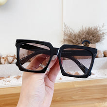 Carica l&#39;immagine nel visualizzatore di Gallery, Occhiali da sole quadrati bianchi retrò da donna 2023 Occhiali estivi unisex anni &#39;90 Occhiali oversize sfumati Tonalità di marca per le donne 