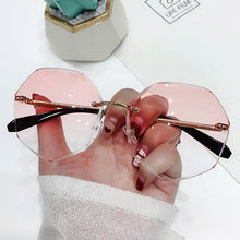 Load image into Gallery viewer, ZXWLYXGX 2023 moda té de gafas de sol de las mujeres del corte de agua recortado de la lente de los templos gafas de sol mujer UV400